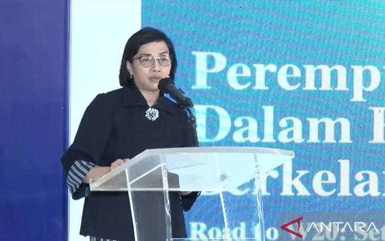 Tangkapan layar Menkeu Sri Mulyani dalam webinar LPEI "Perempuan Tangguh dalam Ekspor Berkelanjutan" di Jakarta, Jumat (20/5/2022). ANTARA/Sanya Dinda.