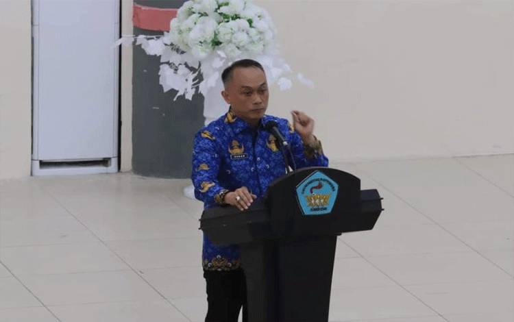 Ketua Umum Dewan Pengurus Korpri Nasional Zudan Arif Fakrulloh memberikan arahan kepada ASN lingkup Pemerintah Kota Ambon, Jumat. ANTARA/Penina F Mayaut.