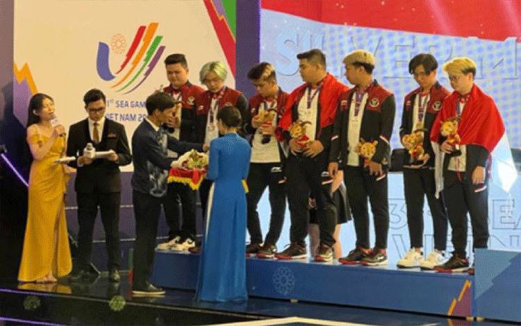 Tim nasional esport Indonesia nomor Mobile Legends: Bang Bang menerima medali perak SEA Games ke-31 usai kalah dari Filipina dalam laga final di National Convention Center, Hanoi, Vietnam, Jumat (20/5/2022). (ANTARA/HO-PBESI)