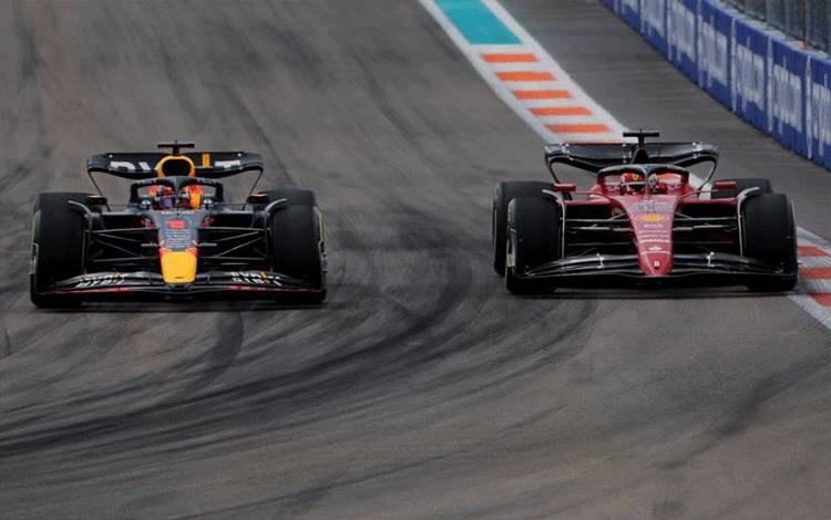 Pebalap Ferrari Charles Leclerc dan pebalap Red Bull Max Verstappen di Grand Prix Miami, Miami International Autodrome, Florida, Amerika Serikat. (8/5/2022) (ANTARA/REUTERS/BRIAN SNYDER)