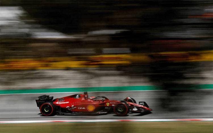 Pebalap Ferrari Charles Leclerc menjalani sesi latihan Grand Prix Spanyol, Sirkuit Barcelona-Catalunya. (20/5/2022) (ANTARA/REUTERS/ALBERT GEA)