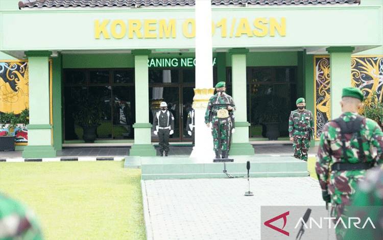 Suasana Upacara Peringatan Harkitnas yang dipimpin Danrem 091/ASN Brigjen TNI Dendi Suryadi di Makorem 091/ASN, Jumat (20/5) (Ist/HO Penrem 091/ASN)