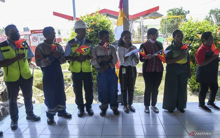 Pekerja Pertamina International Timor SA merayakan HUT ke 20 Kemerdekaan Timor Leste di Dili, Timor Leste, Kamis (19/5/2022). Perayaan tersebut untuk memberikan penghormatan kepada pekerja Pertamina Internasional Timor SA yang berkewarganegaraan Timor Leste. ANTARA FOTO/Galih Pradipta/tom.