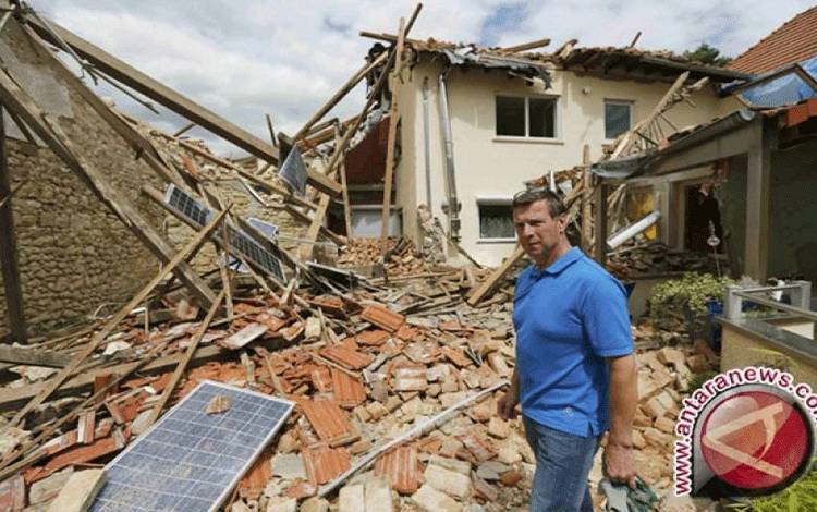 Arsip--kerusakan perumahan setelah diterjang tornado. Foto menunjukkan petaka alam itu di Jerman. (REUTERS/Wolfgang Rattay)