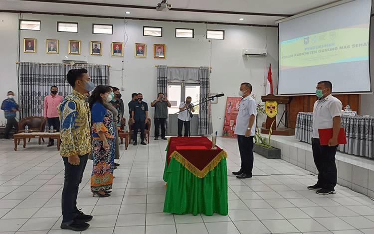 Bupati Gunung Mas Jaya S Monong saat mengukuhkan pengurus Forum Kabupaten Gunung Mas Sehat pada Rabu 18 Mei 2022.