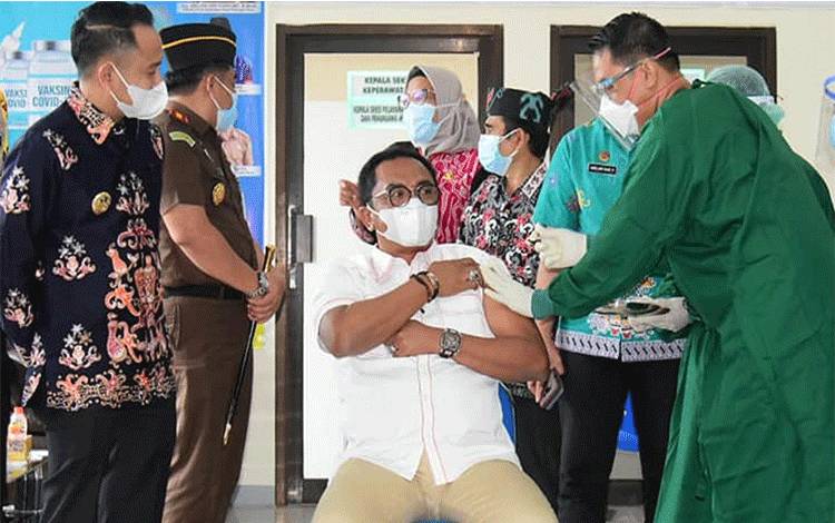 Ketua DPRD Kota Palangka Raya, Sigit K Yunianto saat mendapat vaksin Covid-19.
