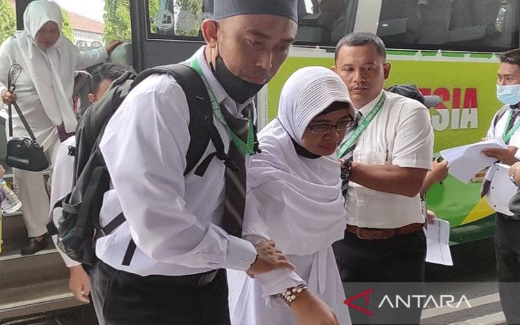 Petugas haji membantu jamaah dalam gladi posko di Asrama Haji Pondok Gede Jakarta, Sabtu (21/5/2022) (FOTO ANTARA/Desi Purnamawati)