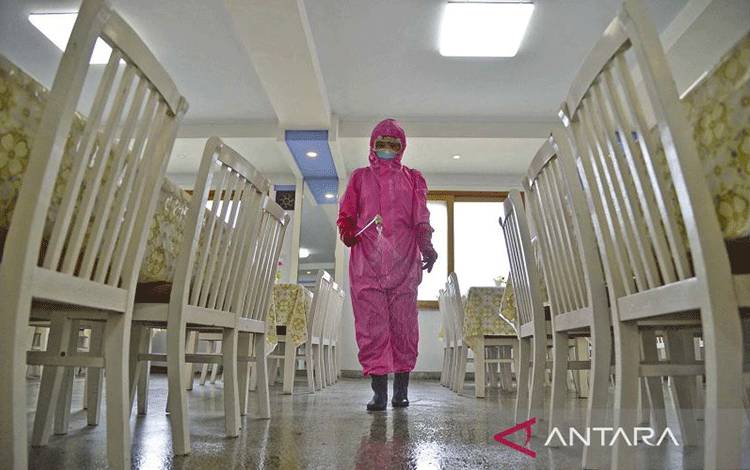 Seorang pekerja mendisinfeksi ruang makan di sebuah pabrik perlengkapan sanitasi, di tengah meningkatnya kekhawatiran akan penyebaran penyakit virus corona (COVID-19), di Pyongyang, Korea Utara, dalam foto ini diambil pada Senin (16/5) dan dirilis oleh Kyodo pada Selasa (17/5/2022). Kyodo/via REUTERS/aww/sad