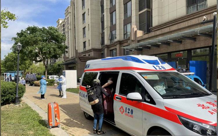 Ambulans Satgas COVID-19 Kota Beijing, China, menjemput warga yang tinggal di salah satu apartemen di Distrik Shunyi pada 13 Mei 2022 untuk dibawa ke pusat karantina terpadu setelah ada satu kontak dekat kasus positif. ANTARA/Istimewa/mii