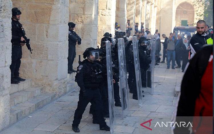 Pasukan keamanan Israel mengambil sikap waspada saat terlibat bentrok dengan warga Palestina di kompleks Masjid Al Aqsa di Yerusalem Timur (22/4/2022). ANTARA/Xinhua/Muammar Awad/aa