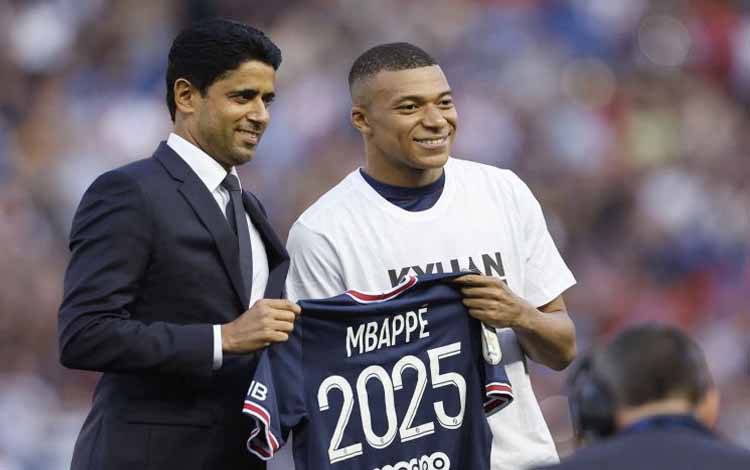 Kylian Mbappe memegang jersey PSG dengan angka 2025 sebelum pertandingan Ligue 1 lawan Metz, Minggu 22 Mei 2022