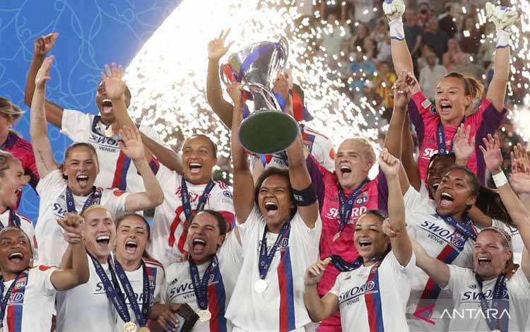 Kapten Lyon, Wendie Renard mengangkat piala Liga Champions Wanita usai mengalahkan Barcelona 3-1, Minggu 22 Mei 2022