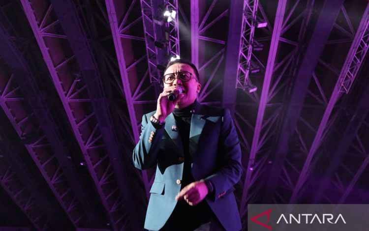 Penampilan Ari Lasso dalam Allo Bank Festival di Istora Senayan Jakarta pada Sabtu (21/5/2022)