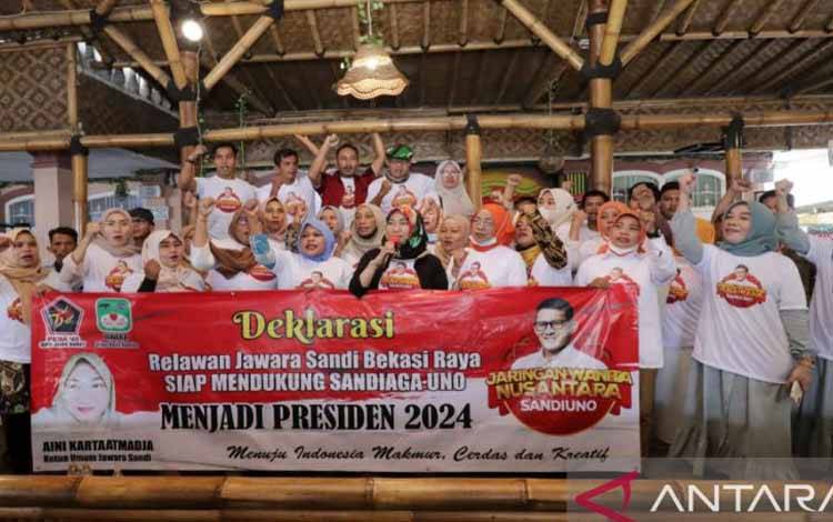 Sejumlah relawan Jaringan Wanita Nusantara Bekasi Raya mendeklarasikan dukungan kepada Sandiaga Uno untuk menjadi Presiden RI pada 2024