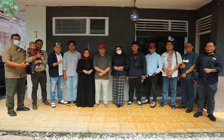 Bupati Seruyan Yulhaidir bersama rombongan foto bersama di depan bangunan rencana asrama mahasiswa di Jogjakarta