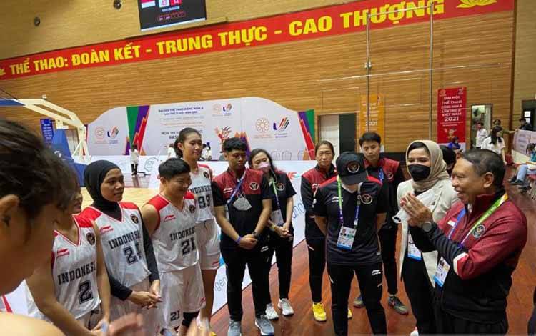Tim basket putri Indonesia mendapatkan ucapan selamat dari Menpora Zainudin Amali yang turut menyaksikan pertandingan melawan Singapura pada ajang SEA Games Vietnam 2021 di Thanh Try Gymnasium, Hanoi, Minggu (22/5/22)