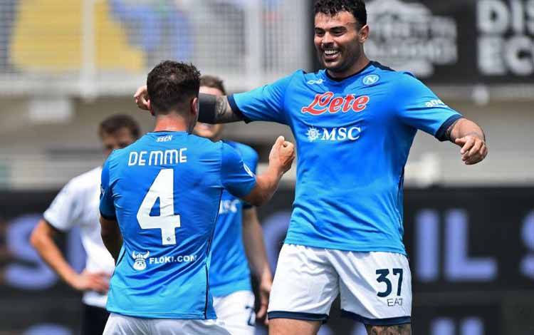Pemain Napoli Diego Demme (4) melakukan selebrasi dengan rekan setimnya setelah mencetak gol dalam pertandingan terakhir Serie A mereka musim ini lawan Spezia, Minggu 22 Mei 2022
