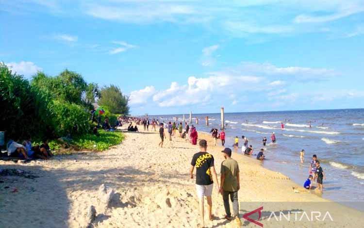 Pantai Ujung Pandaran selalu dipadati wisatawan saat hari libur, terlebih saat libur Lebaran Idul Fitri 2022