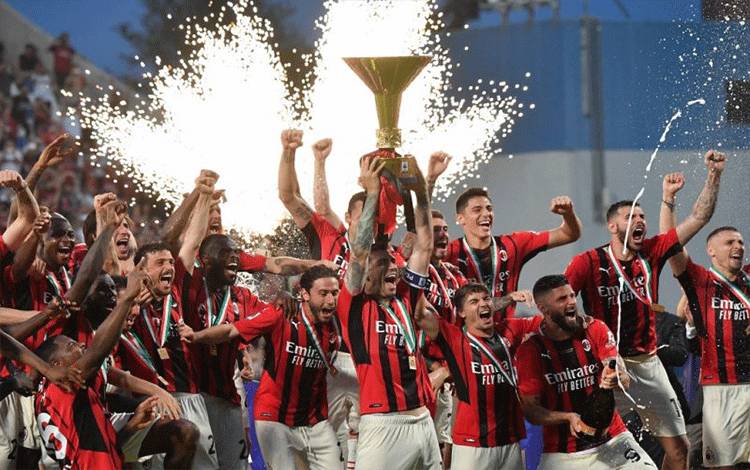 Bek AC Milan Alessio Romagnoli dan para pemain AC Milan lainnya merayakan keberhasilan mereka menjuarai Serie A Italia setelah menaklukkan Sassuolo dalam pertandingan terakhir musim ini yang juga laga penentu status "Scudetto" di Stadion Mapei - Citta del Tricolore, Sassuolo, 22 Mei 2022. ANTARA/AFP/TIZIANA FABI