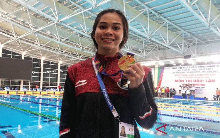 Perenang sirip Janis Rosalita Suprianto, peraih dua emas SEA Games 2021 di Vietnam. (ANTARA/Zuhdiar Laeis)