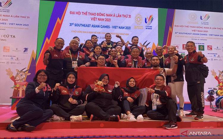 Kontingen angkat besi Indonesia berfoto bersama seusai menuntaskan perlombaan pada SEA Games ke-31 di Hanoi Sports Training Center, Hanoi, Vietnam, Minggu (22/5/2022). ANTARA/Arindra Meodia