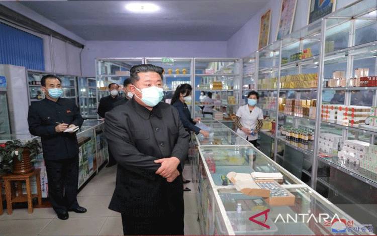 Pemimpin Korea Utara Kim Jong Un mengenakan masker di tengah wabah COVID-19 saat memeriksa apotek di Pyongyang, dalam foto tak bertanggal yang dirilis Kantor Berita Pusat Korea (KCNA) Korea Utara pada 15 Mei 2022. (ANTARA/KCNA via Reuters/as)