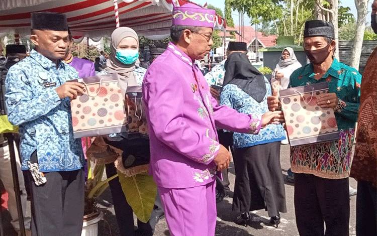Wakil Bupati Sukamara, H Ahmadi saat menyerahkan hadiah pada acara Hardiknas 2022.