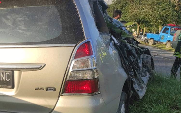 Kondisi mobil Kijang Inova yang terlibat kecelakaan dengan dum truk.