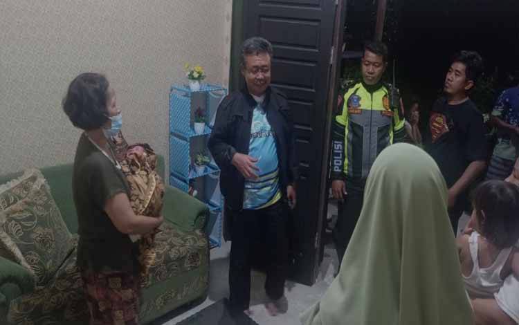 Bayi yang ditemukan diletakkan di depan puntu rumah warga di Jalan Tiyung RT 11 Translik, Desa Pasir Panjang, Kecamatan Arut Selatan, Kabupaten Kotawaringin Barat, Minggu 22 Mei 2022