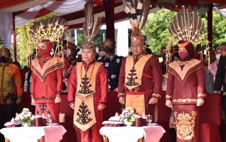Gubernur Kalimantan Tengah, Sugianto Sabran dan Wakilnya, Edy Pratowo bersama pasangannya masing masing saat Apel HUT Kalteng
