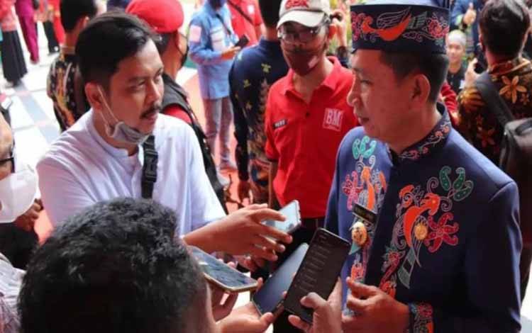 Bupati Barito Utara, Nadalsyah saat diwawancarai wartawan usai menghadiri upacara peringatan hari jadi Provinsi Kalteng, Senin 23 Mei 2022