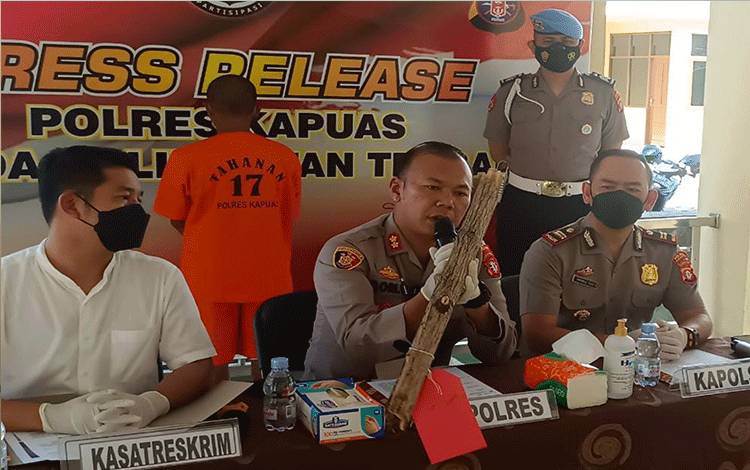 Kapolres Kapuas AKBP Qori Wicaksono saat tunjukkan barang bukti yang digunakan pelaku penganiayaan sebabkan korban tewas, Senin 23 Mei 2022.