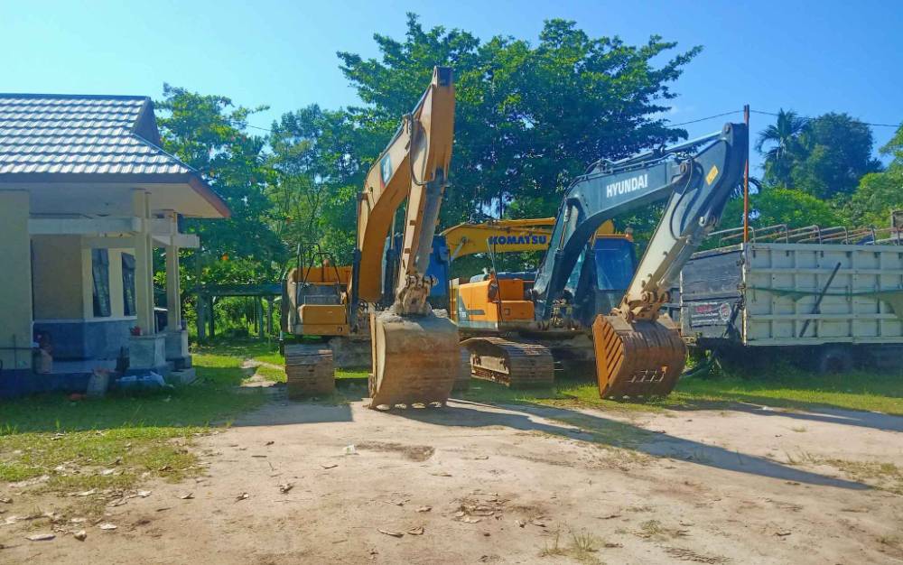 Alat berrat jenis excavator saat diamankan di kantor SPORC Palangka Raya.