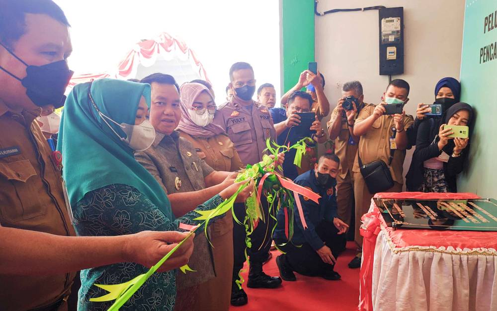 Bupati Kotim, Halikinnor beserta istri didampingi Wakil Bupati Irawati dan Sekda Fajrurrahman saat meresmikan gedung baru Puskesmas Baamang I, Selasa, 24 Mei 2022.