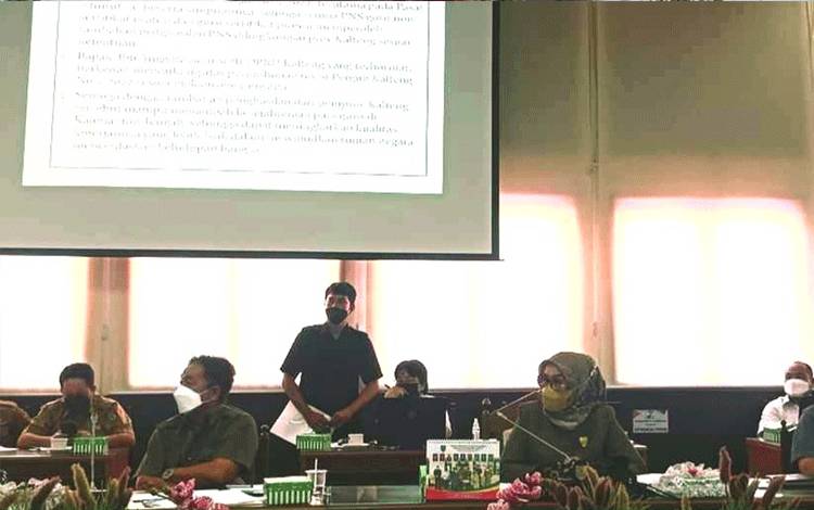 Ketua Komisi III DPRD Kalteng, Siti Nafsiah saat mendengarkan paparan tuntutan forum guru sertifikasi Kalteng di ruang rapat gedung DPRD Kalteng, Selasa, 24 Mei 2022.