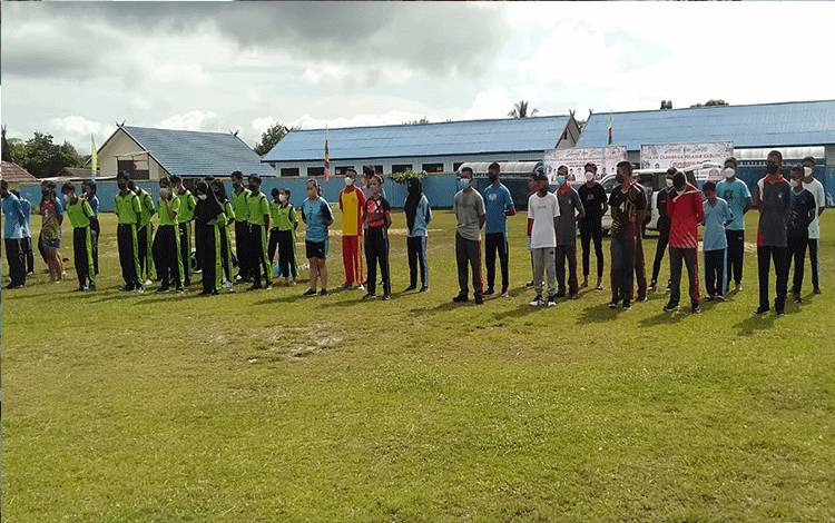 Pembukaan kegiatan Pekan Olahraga Pelajar Kabupaten (Popkab) Gunung Mas tahun 2022 di Lapangan Isen Mulang Kota Kuala Kurun pada Senin 23 Mei 2022.