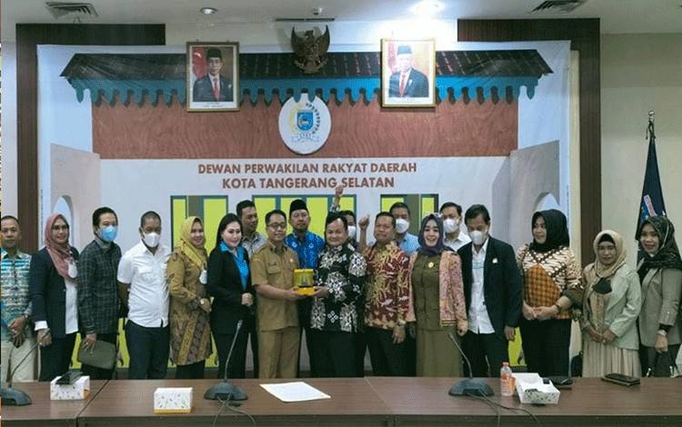 Ketua DPRD Kapuas Ardiansah bersama anggota dewan saat mengunjungi DPRD Kota Tangerang Selatan.