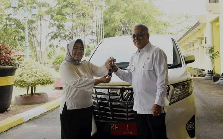 Bupati Kobar masa jabatan 2017 - 2022, Nurhidayah mengembalikan mobil dinasnya ke Pemkab Kobar yang diterima oleh Sekda Kobar Suyanto, Rabu, 25 Mei 2023.
