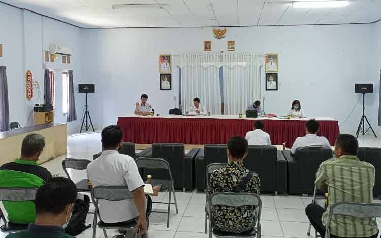 Rapat koordinasi antara Camat Dusun Timur l, Direktur BUMDes Bersama dan pemerintah desa anggota BUMDes Bersama.