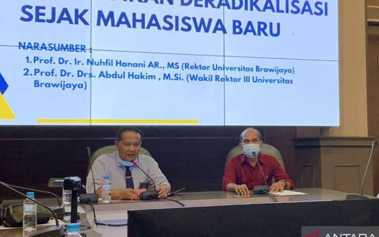 Wakil Rektor III Bidang Kemahasiswaan Universitas Brawijaya Prof Abdul Hakim (kiri) menyampaikan keterangan pers mengenai pengamanan satu mahasiswa yang diduga simpatisan ISIS di Kota Malang, Jawa Timur, Rabu (25/5/2022)
