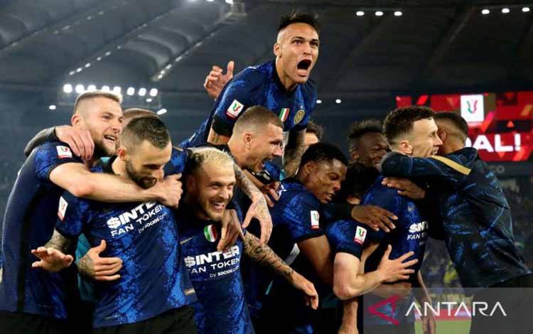Pemain Inter Milan Ivan Perisic melakukan selebrasi setelah mencetak gol keempat ke gawang Juventus pada laga final Coppa Italia di Stadio Olimpico, Roma, Italia, Rabu (11/5/2022)