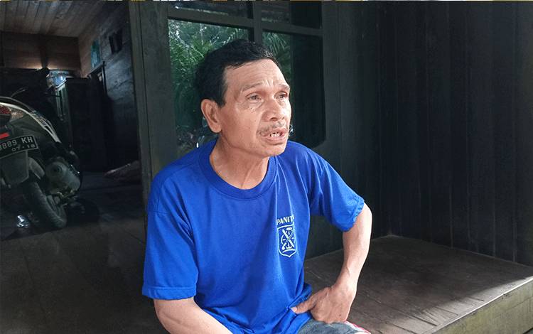 Edison (62), warga RT 10 Desa Jaar Kabupaten Barito Timur dan sosok dibalik nama Puskesmas Edison Jaar.
