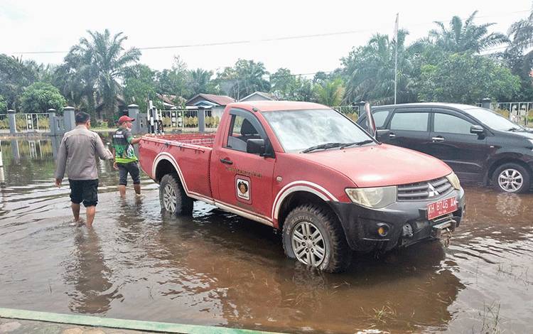 Mobil petugas BKSDA saat tiba di Desa Bagendang Tengah Ramban, yang sedang banjir.