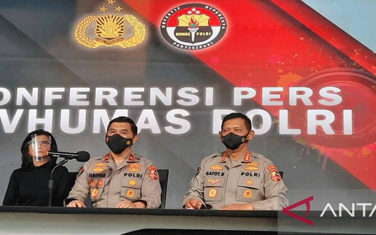 Kepala Biro Penerangan Masyarakat (Karopenmas) Divisi Humas Polri Brigjen Pol. Ahmad Ramadhan (tengah). ANTARA/Laily Rahmawaty