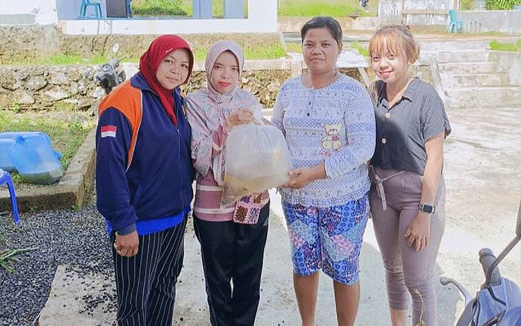 Penyaluran benih ikan kepada warga Desa Malintut di Kecamatan Raren Batuah.