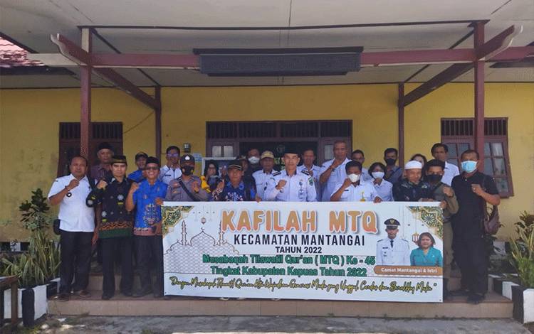 Camat Mantangai Yubderi bersama dengan kontingen Kecamatan Mantangai yang mengikuti MTQ ke-45 tingkat kabupaten.