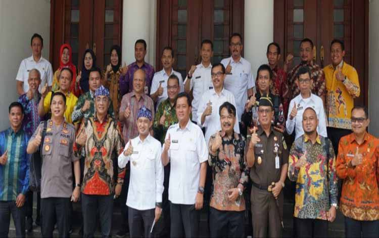 Kunjungan Wali Kota Palangka Raya Fairid Naparin bersama rombongan di Kota Bandung untuk mempelajari implementasi Smart City 