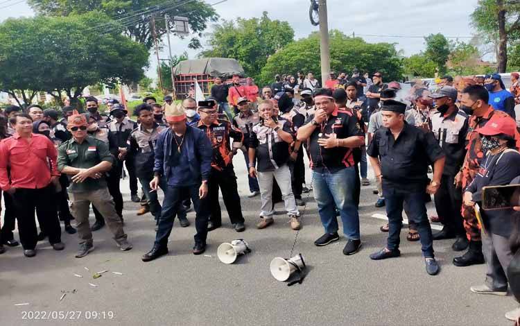 Aliasi masyarakat saat melakukan aksi demonstrasi di depan Pengadilan Negeri Palangka Raya