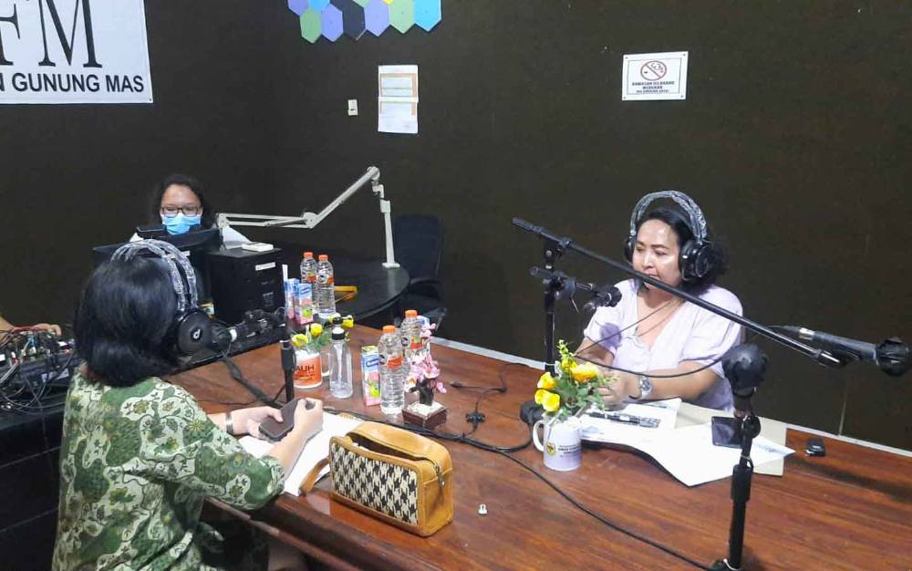 Anggota DPRD Kabupaten Gunung Mas Iceu Purnamasari saat sedang mengisi talk show di Radio Hamauh bersama Kepala  DP2KBP3A setempat Maria Efianti