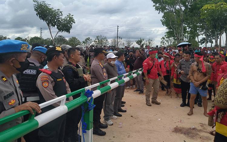 Pembacaan tuntutan warga yang yang disepakati dalam aksi masyarakat desa Pondok Damar menuntut plasma bersama Pasukan Merah.